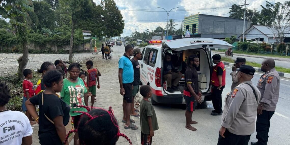 Warga Tergeletak dengan Luka di Pundak Kiri di Jalan Cendrawasih Timika, Diduga Korban Penganiayaan