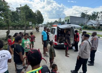 Warga Tergeletak dengan Luka di Pundak Kiri di Jalan Cendrawasih Timika, Diduga Korban Penganiayaan