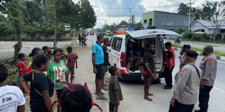 Warga Tergeletak dengan Luka di Pundak Kiri di Jalan Cendrawasih Timika, Diduga Korban Penganiayaan