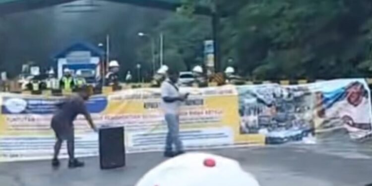 Tuntut Pengelolaan Besi Tua Freeport, Sekelompok Warga Blokade Pintu Masuk Kuala Kencana