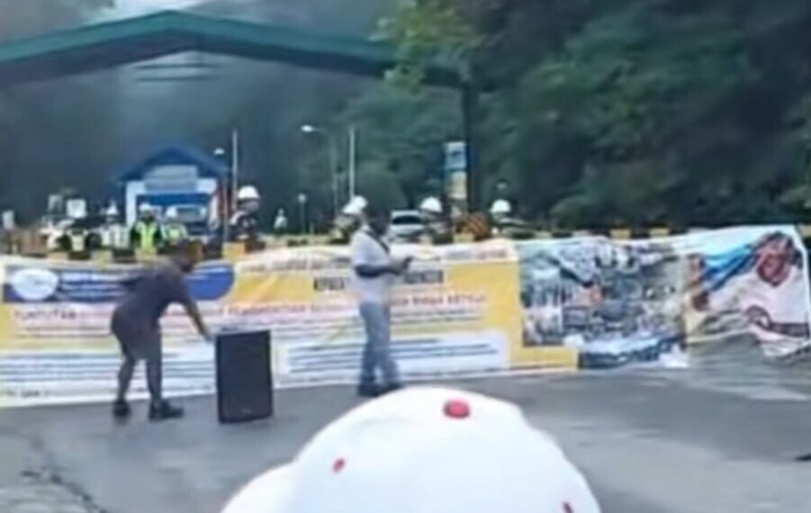 Tuntut Pengelolaan Besi Tua Freeport, Sekelompok Warga Blokade Pintu Masuk Kuala Kencana
