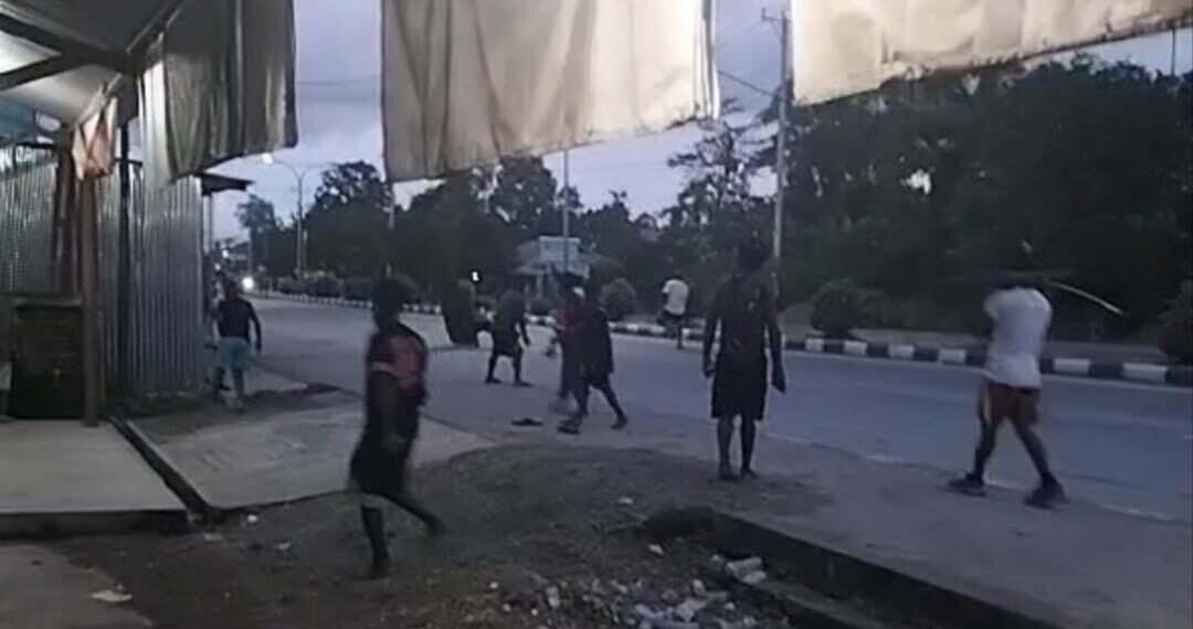 Mabuk, Tidak Dikasih Hutang di Kios Sekelompok Pemuda Saling Serang di Jalan Cendrawasih SP2 Timika