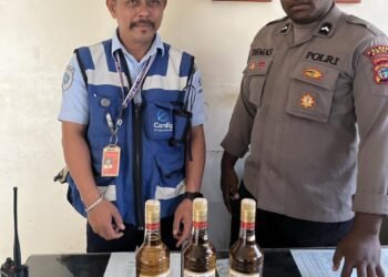 Polisi dan AVSEC Bandara Timika Gagalkan Pengiriman Miras Ilegal ke Ilaga Lewat Kargo Udara