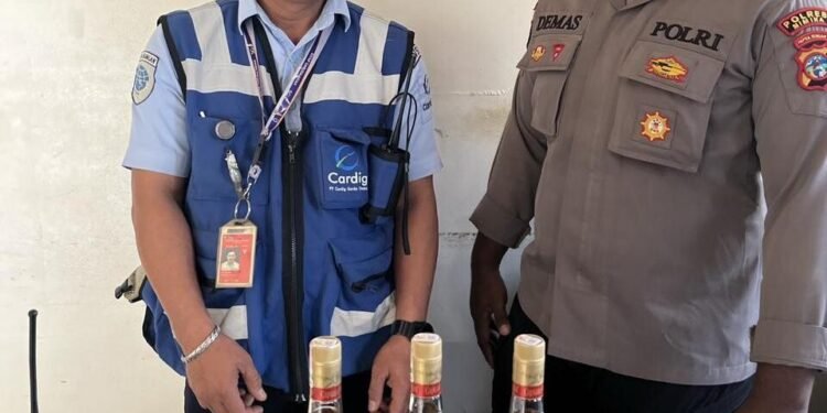 Polisi dan AVSEC Bandara Timika Gagalkan Pengiriman Miras Ilegal ke Ilaga Lewat Kargo Udara