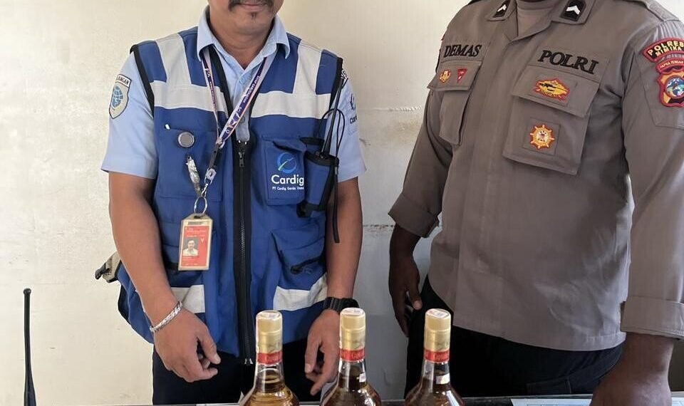 Polisi dan AVSEC Bandara Timika Gagalkan Pengiriman Miras Ilegal ke Ilaga Lewat Kargo Udara