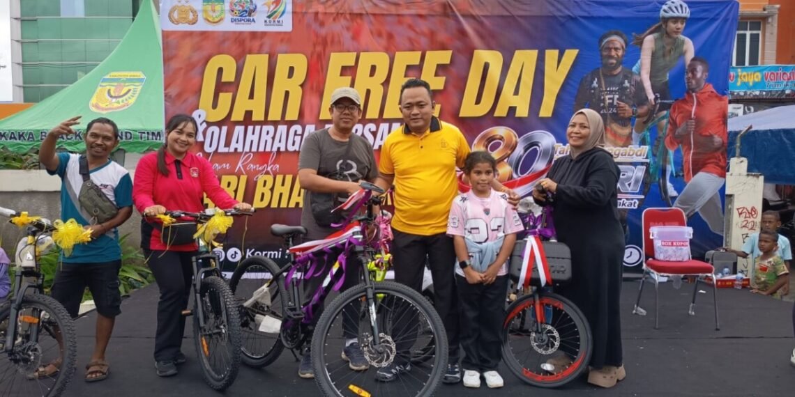 Polres Mimika Semarakkan HUT Bhayangkara ke-80, Ribuan Warga Padati CFD Untuk Olahraga Bersama dan Dapat Door Prize