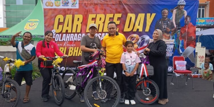 Polres Mimika Semarakkan HUT Bhayangkara ke-80, Ribuan Warga Padati CFD Untuk Olahraga Bersama dan Dapat Door Prize