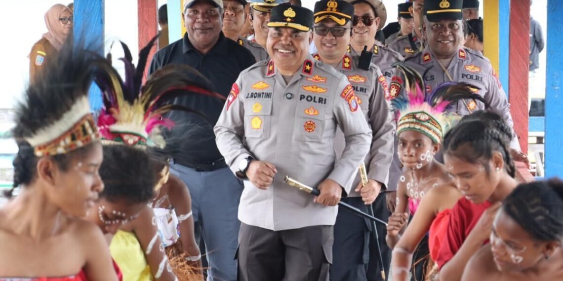 Kapolda Rontini Resmikan MCK Sekolah di Pulau Karaka untuk Masa Depan Anak-anak Amamapare Mimika