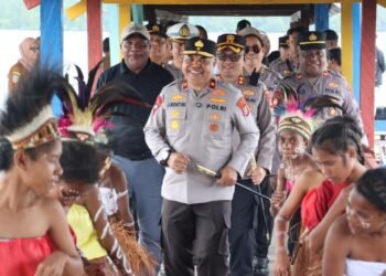 Kapolda Rontini Resmikan MCK Sekolah di Pulau Karaka untuk Masa Depan Anak-anak Amamapare Mimika