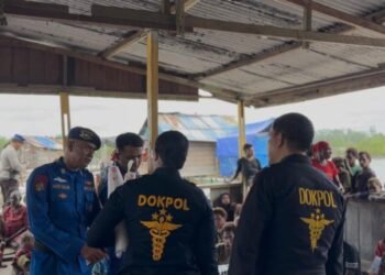 Sambut Hari Bhayangkara ke-80, Biddokkes Polda Papua Tengah dan RS Bhayangkara Mimika Gelar Pengobatan Gratis di Kampung Keakwa