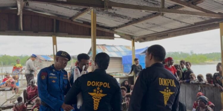 Sambut Hari Bhayangkara ke-80, Biddokkes Polda Papua Tengah dan RS Bhayangkara Mimika Gelar Pengobatan Gratis di Kampung Keakwa