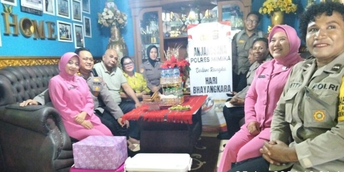 Polres Mimika Beri Dukungan Moril kepada Personel dan Bhayangkari yang Sakit Jelang HUT Bhayangkara ke-80