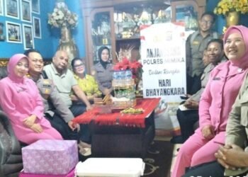 Polres Mimika Beri Dukungan Moril kepada Personel dan Bhayangkari yang Sakit Jelang HUT Bhayangkara ke-80