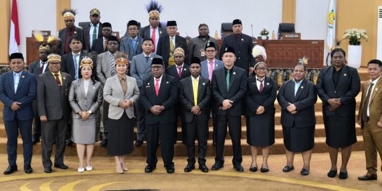 Wakil Bupati Mimika Hadiri Paripurna DPRK Bahas Perubahan APBD 2025