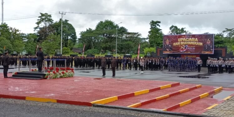 Peringati HUT Bhayangkara ke-80, Polres Mimika Gelar Upacara dan Bacakan Amanat Presiden