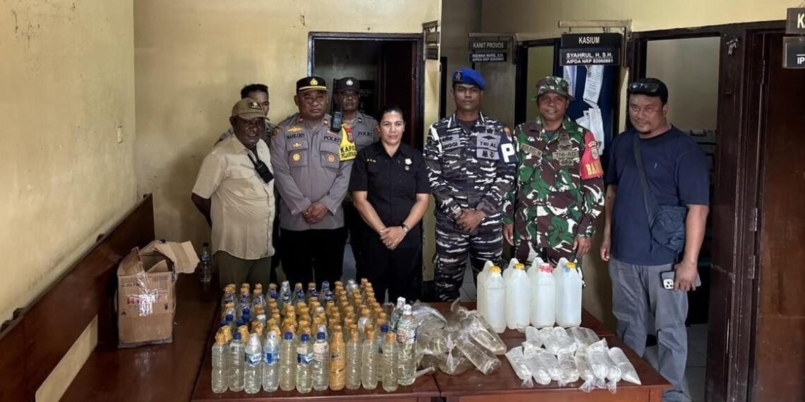 Petugas Gabungan Gagalkan Peredaran 114,8 Liter Sopi Saat KM Leuser Sandar di Pelabuhan Pomako