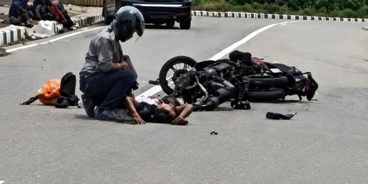 Lakalantas Mobil dan Sepeda Motor di SP 5 Mimika, Tiga Orang Dilarikan ke Rumah Sakit