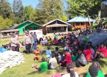 Jalin Silaturahmi Sambil Salurkan Sembako untuk Warga, Tokoh Adat Dukung Ajakan Bupati Elvis Tabuni Jaga Keamanan Kabupaten Puncak