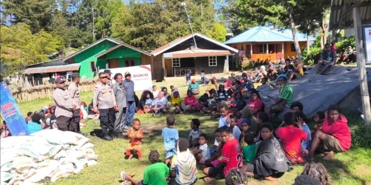 Jalin Silaturahmi Sambil Salurkan Sembako untuk Warga, Tokoh Adat Dukung Ajakan Bupati Elvis Tabuni Jaga Keamanan Kabupaten Puncak
