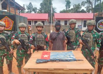 Anggota TPNPB-OPM Papua Selatan Serahkan Senjata Rakitan dan Bendera Bintang Kejora kepada TNI