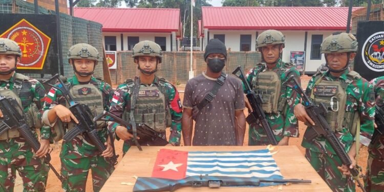 Anggota TPNPB-OPM Papua Selatan Serahkan Senjata Rakitan dan Bendera Bintang Kejora kepada TNI