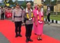 Kapolres Mimika yang Baru, AKBP Alredo Disambut Tradisi Adat dan Pedang Pora Oleh Keluarga Besar Polres Mimika