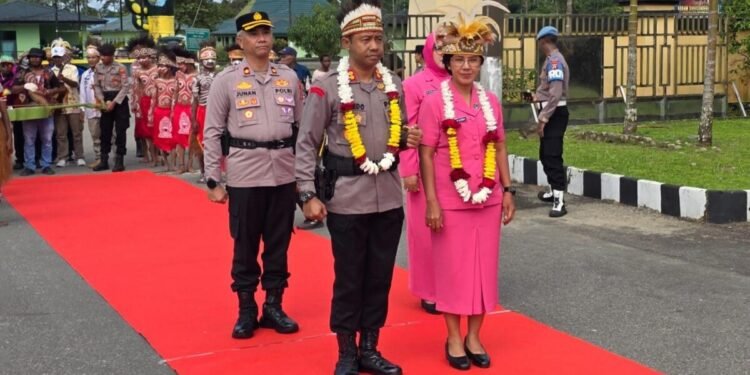 Kapolres Mimika yang Baru, AKBP Alredo Disambut Tradisi Adat dan Pedang Pora Oleh Keluarga Besar Polres Mimika