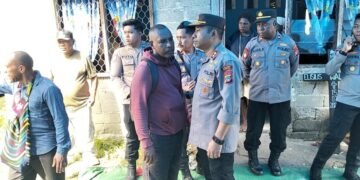 Datangi Keluarga Korban Penikaman di Pomako, Kapolres Mimika Pastikan Tersangka Diproses Hukum
