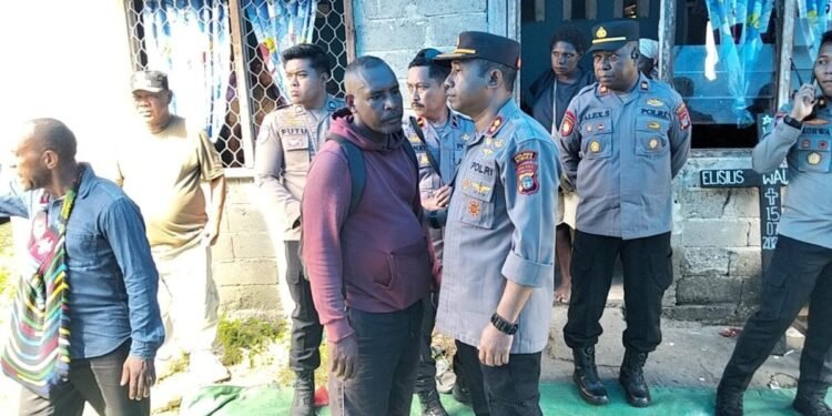 Datangi Keluarga Korban Penikaman di Pomako, Kapolres Mimika Pastikan Tersangka Diproses Hukum