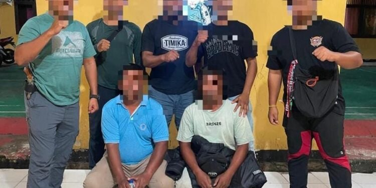 Polisi Tangkap Dua Pria Aniaya Perempuan 50 Tahun di Pinggir Jalan