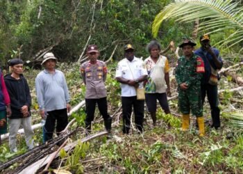 Polsek Mimika Barat Kawal Peninjauan Lokasi Program Rumah Layak Huni di Wilayah Pesisir