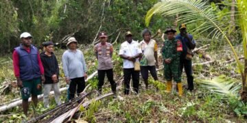 Polsek Mimika Barat Kawal Peninjauan Lokasi Program Rumah Layak Huni di Wilayah Pesisir
