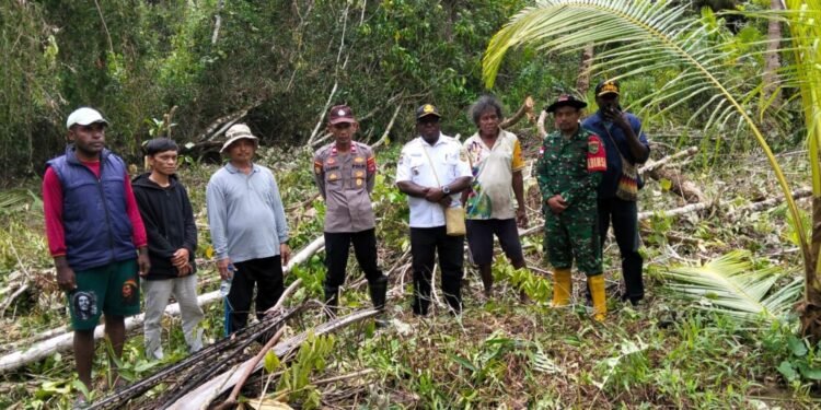 Polsek Mimika Barat Kawal Peninjauan Lokasi Program Rumah Layak Huni di Wilayah Pesisir