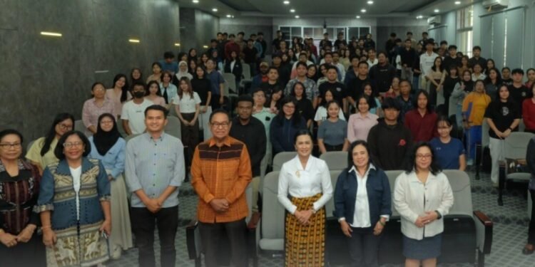 Praktisi Hukum dan Politik Nae Soi Ajak Mahasiswa UKSW Cermati Dinamika Geopolitik Global