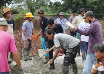 Satgas Damai Cartenz dan Warga Bangun Akses Jalan Menuju TPU Muslim di Mimika