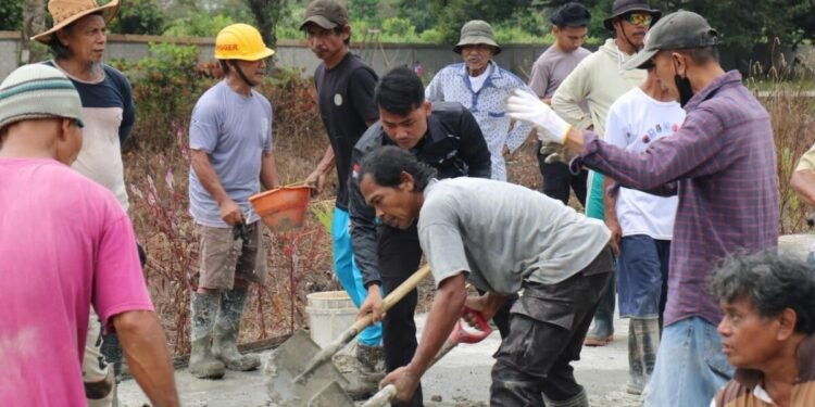 Satgas Damai Cartenz dan Warga Bangun Akses Jalan Menuju TPU Muslim di Mimika
