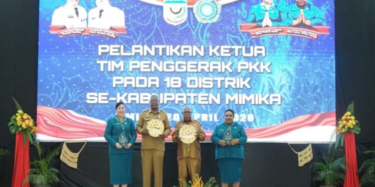 Peringatan Satu Tahun Pelayanan TP-PKK Mimika dan Dekranasda Mimika di Bawah Kepemimpinan Ketua Ny. Suzy Rettob