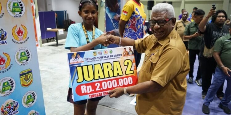 Bupati Mimika Johannes Rettob Resmi Menutup Turnamen Tenis Meja Bupati Cup I Tingkat pelajar SMP dan SMA/SMK se-Kabupaten Mimika