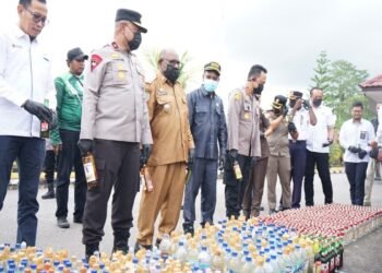 Polres Mimika Musnahkan Ribuan Liter dan Botol Miras Ilegal, Wabupati Emanuel Kemong: Komitmen Bersama Jaga Kamtibmas