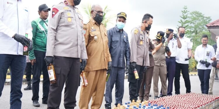 Polres Mimika Musnahkan Ribuan Liter dan Botol Miras Ilegal, Wabupati Emanuel Kemong: Komitmen Bersama Jaga Kamtibmas
