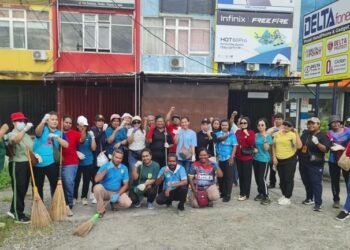 Perempuan DP3AP2KB Mimika Turun ke Jalan, Bersihkan Sampah pada Hari Peduli Sampah Nasional