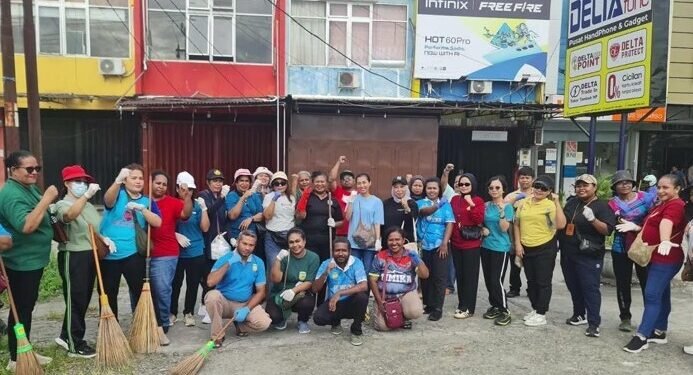 Perempuan DP3AP2KB Mimika Turun ke Jalan, Bersihkan Sampah pada Hari Peduli Sampah Nasional