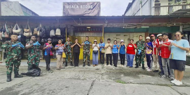 Parade Foto DP3AP2KB Mimika Bersih-bersih Jalan di HPSN 2026