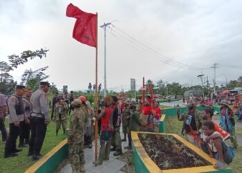 Aparat Gabungan Bubarkan Massa KNPB di Bundaran Petrosea, Ibadah Tetap Diizinkan