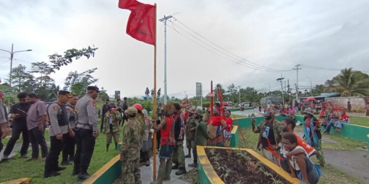 Aparat Gabungan Bubarkan Massa KNPB di Bundaran Petrosea, Ibadah Tetap Diizinkan