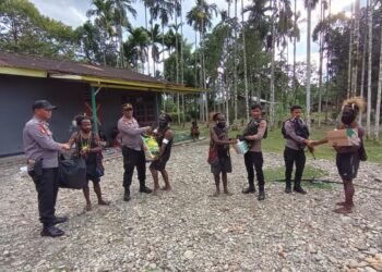 Polres Mimika Salurkan Bantuan Duka kepada Keluarga Korban Pembunuhan di Kwamki Narama