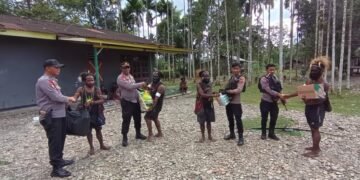 Polres Mimika Salurkan Bantuan Duka kepada Keluarga Korban Pembunuhan di Kwamki Narama