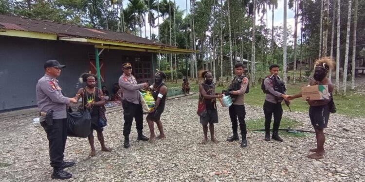 Polres Mimika Salurkan Bantuan Duka kepada Keluarga Korban Pembunuhan di Kwamki Narama