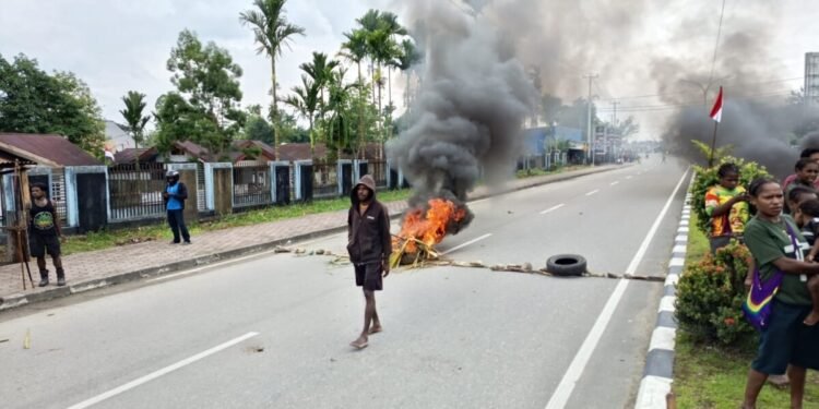 Jalan Cendrawasih Timika Dipalang, Akses Utama Lumpuh Akibat Sengketa Lahan