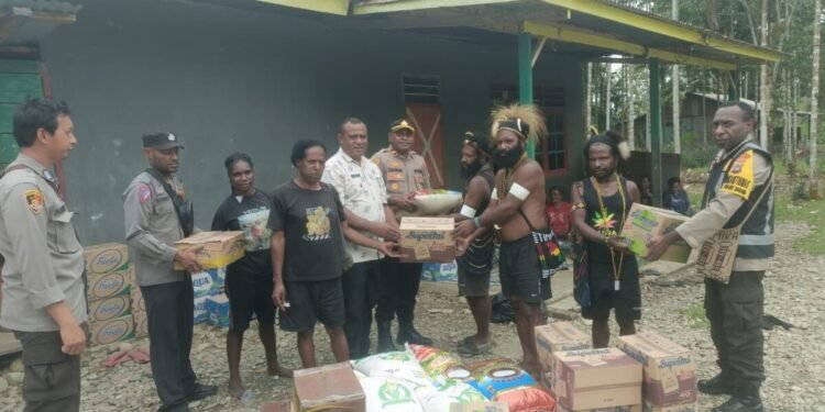 Kapolda Papua Tengah Serahkan Bantuan Duka Kepada Keluarga Korban Pembunuhan di Kwamki Narama